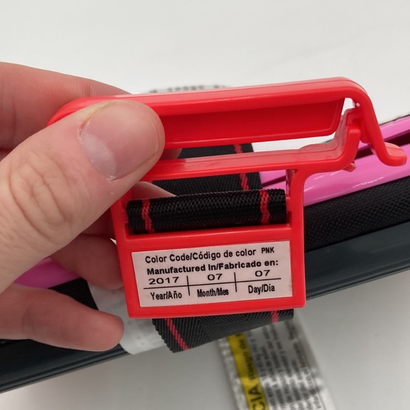 Mifold Grab and Go Portable Compact Car Seat Pink - Picture 4 of 10